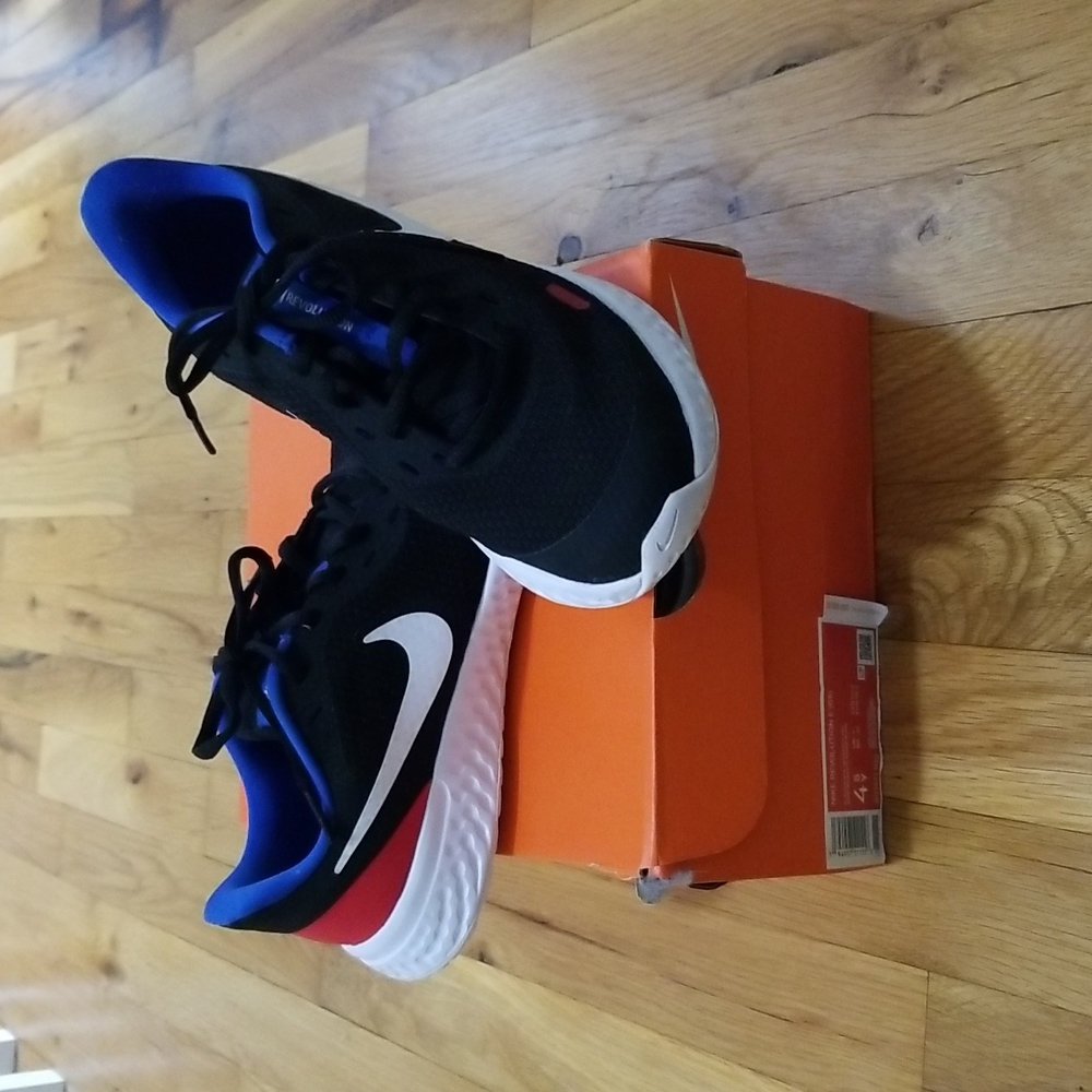 EUC Big Boys Nike Revolution 5 with box.